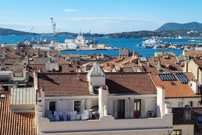 Image de Vue Mer 180° – Climatisé, 2 Chambres, en face de la Gare de Toulon & Port à Pied