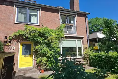 Image de Maison de vacances avec beau jardin.