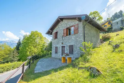 Image de Maison de Vacances 'La Rosa Bianca' avec Vue sur la Montagne, Terrasse Privée et Wi-Fi