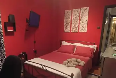 Image de Chambre rouge d'Athènes, une maison loin de chez soi