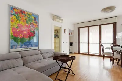 Image de GuestHost - Comfortable and bright apartment with terrace and all the main comforts located in a residential neighborhood at the gates of the historic center of Milan, a short distance from the Bocconi Campus and Fondazione Prada. Navigli, Iulm and Porta