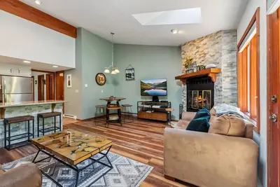 Image de HotTub, Grill | Main St-Shops, Lake