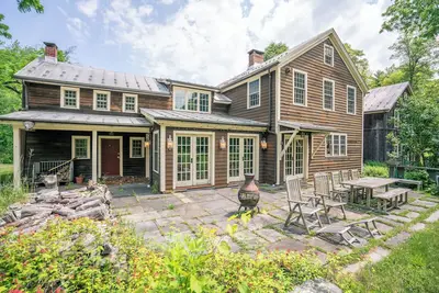 Image de Black Walnut Tree Farm: Farmhouse on 50 Acres