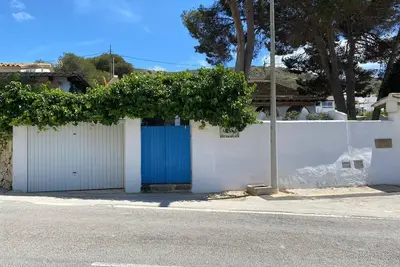 Image de La Villa Dorada, située au pied de la plage du Portet et du port de plaisance.