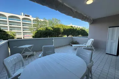 Image de Appartement moderne avec piscine partagée et vue côté mer