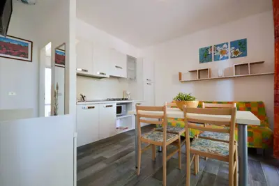 Image de Maison de vacances ensoleillée avec terrasse