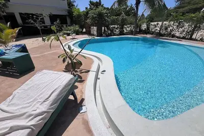 Image de Dive in to our pool and feel the breeze at Mbibo House in the Shela sand dunes