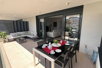 Image de Modern apartment with swimming pool