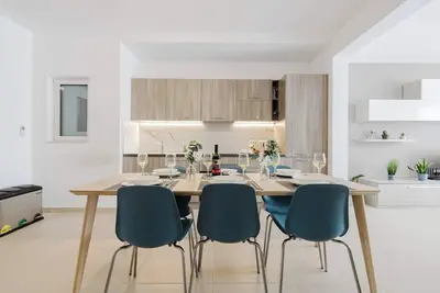 Image de Beautiful Mellieħa apartment 🌊 with stunning views of the Red Tower and Għadira Bay 🌅. Features 3 bedrooms, A/C, Wi-Fi & lift access — perfect for a relaxing family getaway 🇲🇹.