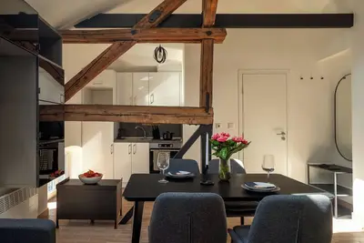 Image de Weekend Escape (Free Parking), Weekend Escape by Ruby Red House