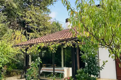 maison individuelle dans un cadre de verdure.