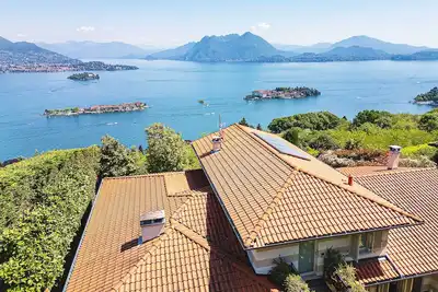 Image de Villa exquise avec piscine et vue imprenable sur le lac et les îles! Villa Nora