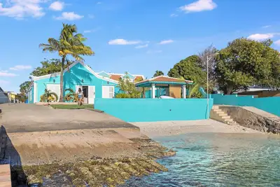 Image de Beautiful Charming Beachhouse\nPrime location walking distance to restaurants