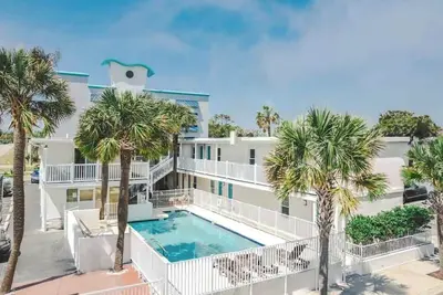 Image de Boutique on the beach, Studio #104 + Pool