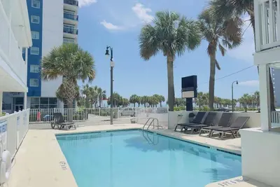 Image de Boutique on the beach, Studio #117 + Pool