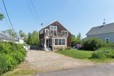 Image de New Photos! Large 4-bedroom House Close to Beach with Ample Outdoor Space!
