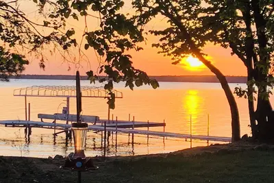 Image de Charming Lakefront Cabin - beautifully renovated cabin, minutes from state park.