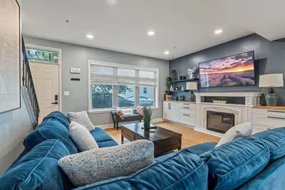 Image de Spacious 3 Bdr Home | Home Theatre | Pool Table