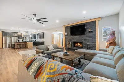 Image de Luxurious Lodge w/ 8-lane bowling ally, additional Cottage &  great location!