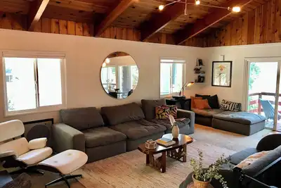 Image de Dreamy Cabin Escape in the Trees l Hot Tub + Tree Swings Near Lake Gregory