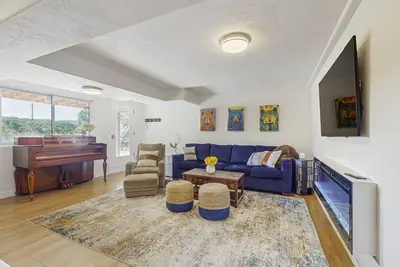 Spacious apartment w/ kitchen, wifi, great location & beautiful backyard