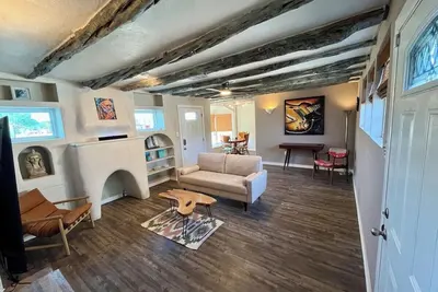 Image de Historic 2-bedroom home in Central Midland