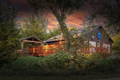 Image de Fireside Cabin w/Hot Tub. 2 Bedrooms w/3 Queen Beds. Spacious