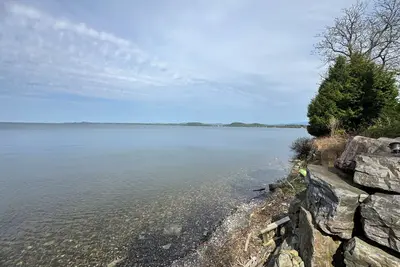 Image de Spacious 2 Br Cottage house - Lake views - beach access.