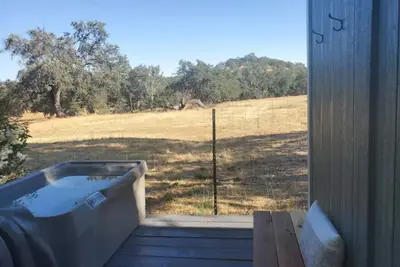 Image de Charming 1-bedroom cottage in the country yet minutes to the 101 and downtown.