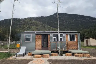 Image de Tiny House with stunning mountain views, steps from Arrow lake. Pet- friendly!