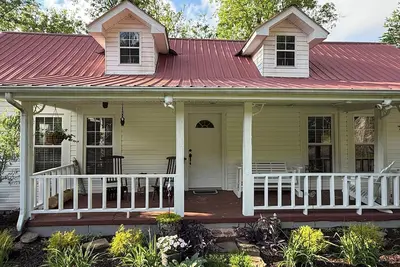Farmhouse on Rock Creek Farm in Belmont. Enjoy a treehouse & wade Rock Creek