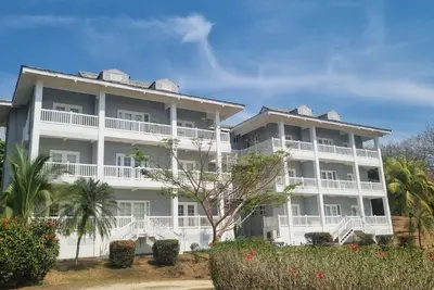 Image de Renovated 2 bedroom /2 bath condo with Pacific Ocean views, steps from a pool