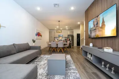 Image de convenient location clean & safe modern home