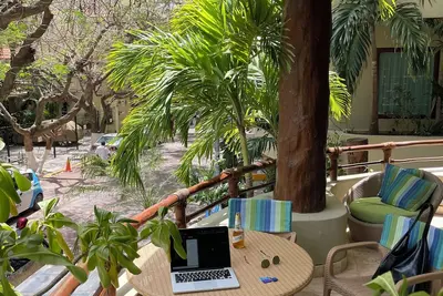 Image de 2br Kobah • 1 Block to Beach & 5th - Pool+Gym