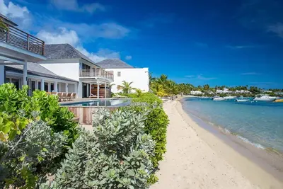 Image de An exceptional beachfront villa with a heated infinity pool