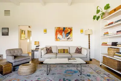 Image de Stylish, spacious ranch house with sweeping views nestled in charming Adams Hill