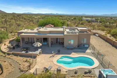 Image de Your Vaction Awaits! Luxury home - Majestic views, Pool, Hot tub, Summer Sale