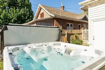 Image de Private HotTub, GameRoom and Fenced Backyard!