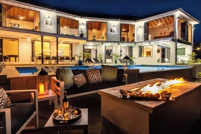 Image de Luxe Grand Villa Modern Spacious 6-bedroom with private Beach. Staff Included.