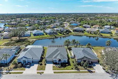 Image de Spacious, family friendly 4-bedroom, pool/spa lakefront home.