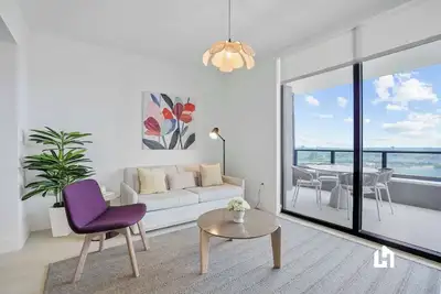 Image de Stylish Sky-High Condo with Pool and Gym