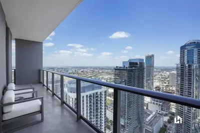 Image de Sky High Stay: Ocean & City Views with Balcony