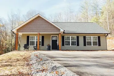 Image de New 3-bedroom / 2 bathroom house perfect for weddings, wine, and the outdoor