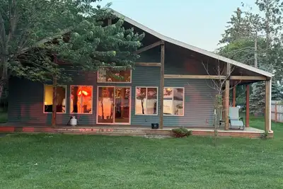 Image de Sunset Beach Cabin - Charming 2-bedroom home Includes Pontoon Rental! ! !