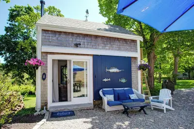 Image de Lovely Carriage House w/Spa Near Beach, Pets Welcome!