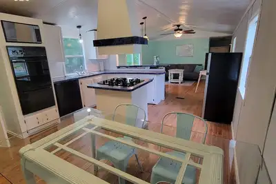 Image de Freshly renovated mobile home in mermaid style, 5 minutes to the beach.