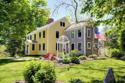 Image de Gorgeous Old Farmhouse w/Spa Near Beach. Pet Friendly!