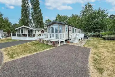 Image de Beautiful 8 berth caravan with decking at Haven Hopton Beach ref 80011b