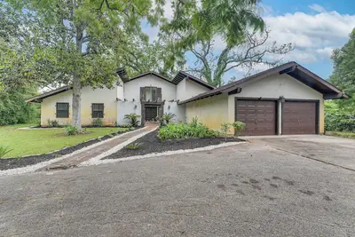 Image de 2 Mi to Dtwn: Spacious Angleton Home w/ Courtyard!