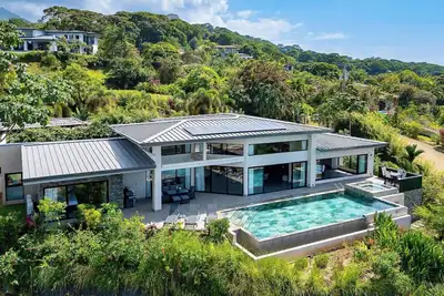 Image de 5 Bedroom, 4 Bathroom House Dominicalito Bay